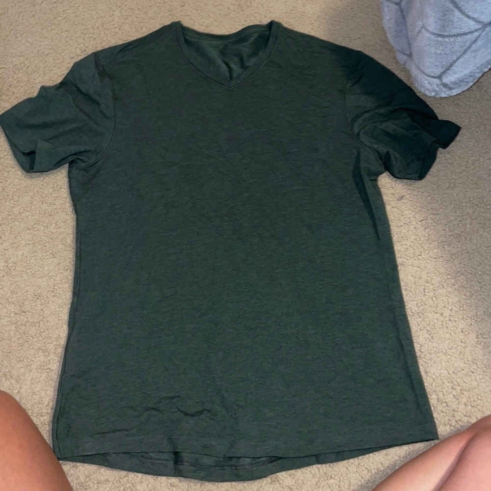 Mens lulu workout top.